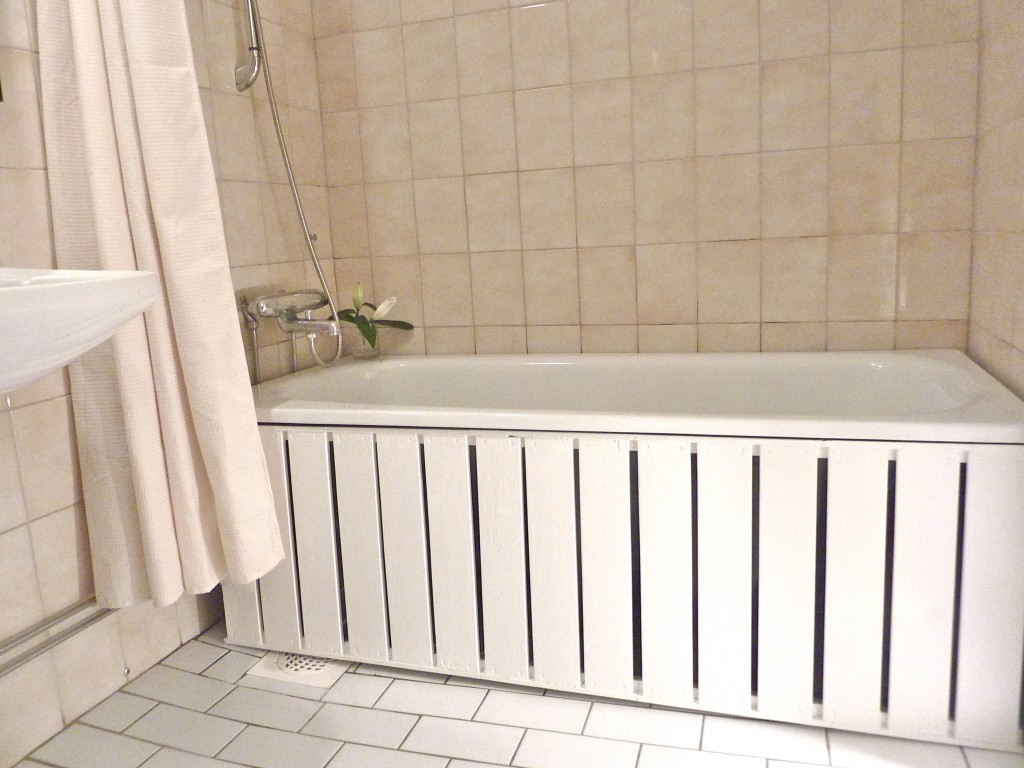 Bath Tub Front Panel Shacker