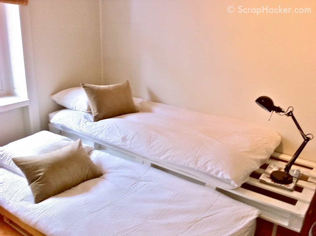 The ScrapHacker D.I.Y Pallet Sofa Bed